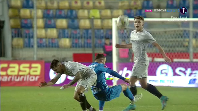 Fotbal sau UFC?! Lovitura încasată de un fotbalist în Chindia Târgoviște - FCU Craiova_8