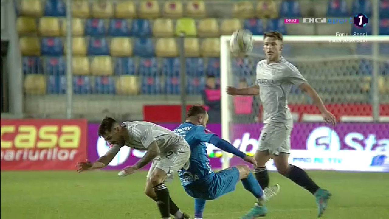 Fotbal sau UFC?! Lovitura încasată de un fotbalist în Chindia Târgoviște - FCU Craiova_8