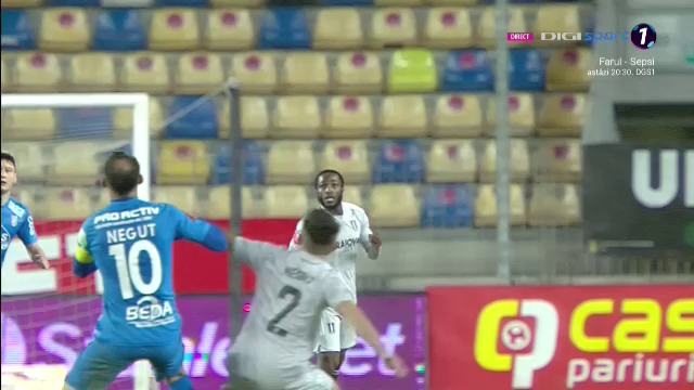 Fotbal sau UFC?! Lovitura încasată de un fotbalist în Chindia Târgoviște - FCU Craiova_9