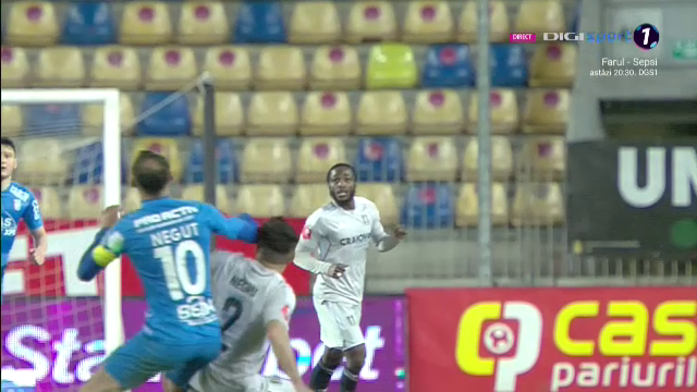 Fotbal sau UFC?! Lovitura încasată de un fotbalist în Chindia Târgoviște - FCU Craiova_11