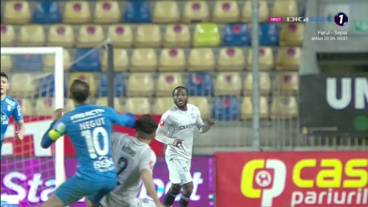 Fotbal sau UFC?! Lovitura încasată de un fotbalist în Chindia Târgoviște - FCU Craiova_11