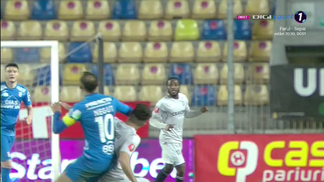 Fotbal sau UFC?! Lovitura încasată de un fotbalist în Chindia Târgoviște - FCU Craiova_12