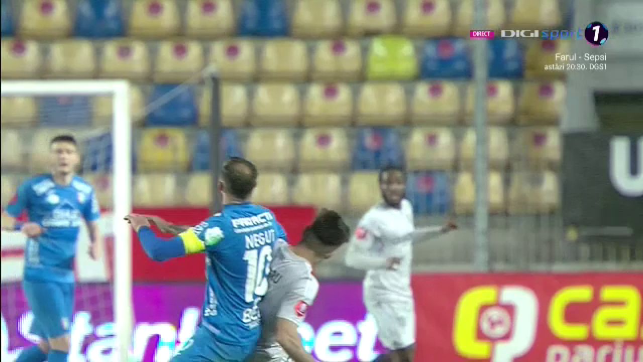 Fotbal sau UFC?! Lovitura încasată de un fotbalist în Chindia Târgoviște - FCU Craiova_14