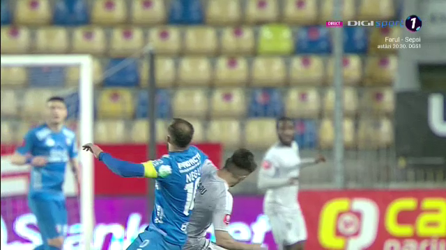 Fotbal sau UFC?! Lovitura încasată de un fotbalist în Chindia Târgoviște - FCU Craiova_15