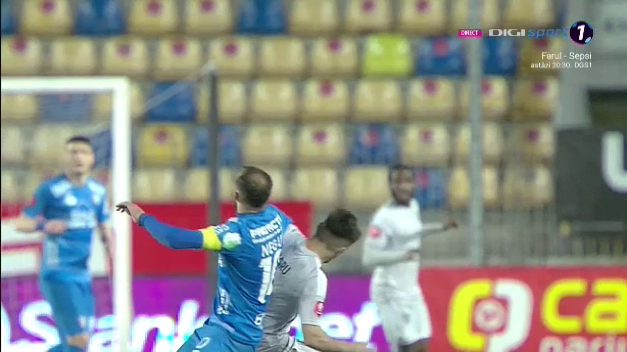Fotbal sau UFC?! Lovitura încasată de un fotbalist în Chindia Târgoviște - FCU Craiova_15