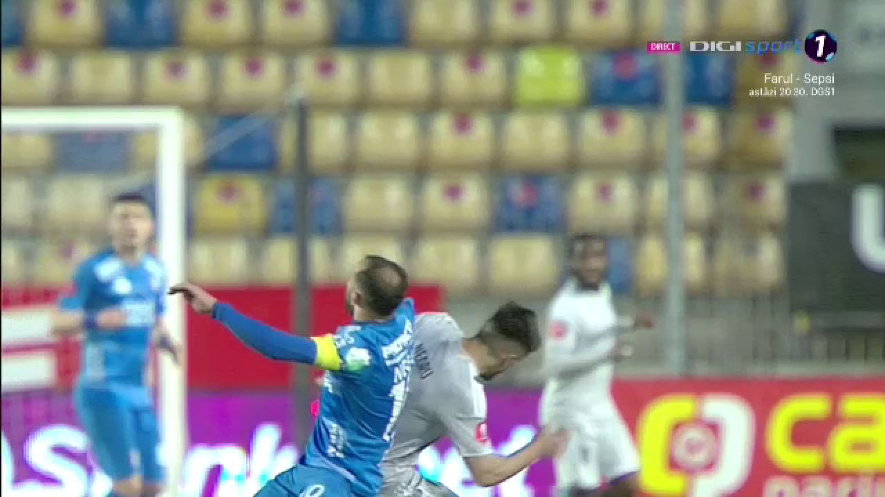 Fotbal sau UFC?! Lovitura încasată de un fotbalist în Chindia Târgoviște - FCU Craiova_16