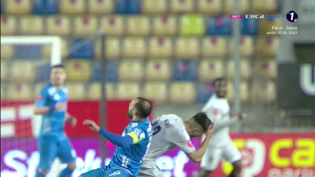Fotbal sau UFC?! Lovitura încasată de un fotbalist în Chindia Târgoviște - FCU Craiova_17