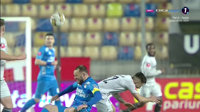 Fotbal sau UFC?! Lovitura încasată de un fotbalist în Chindia Târgoviște - FCU Craiova_18
