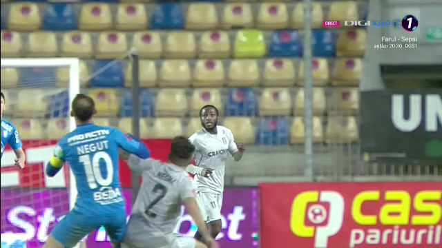 Fotbal sau UFC?! Lovitura încasată de un fotbalist în Chindia Târgoviște - FCU Craiova_21