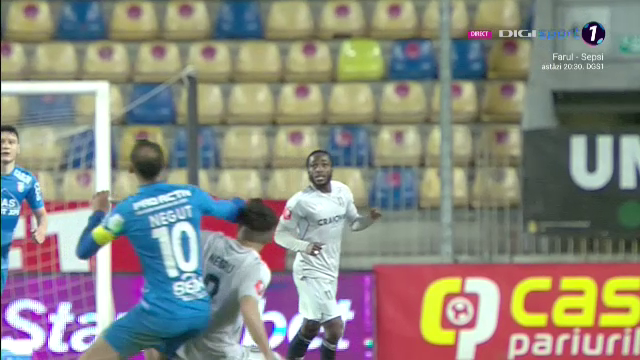Fotbal sau UFC?! Lovitura încasată de un fotbalist în Chindia Târgoviște - FCU Craiova_22