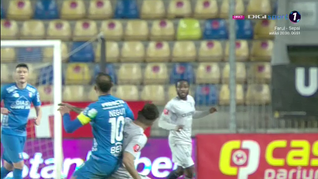 Fotbal sau UFC?! Lovitura încasată de un fotbalist în Chindia Târgoviște - FCU Craiova_24