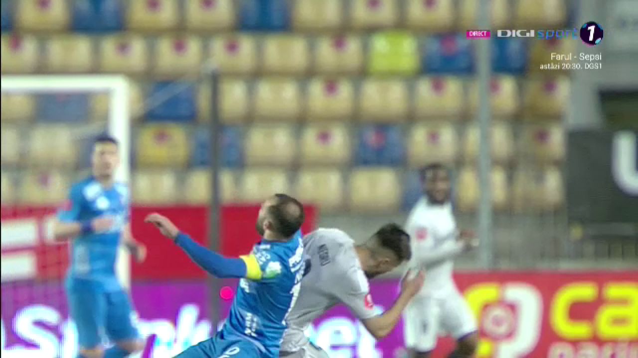 Fotbal sau UFC?! Lovitura încasată de un fotbalist în Chindia Târgoviște - FCU Craiova_27