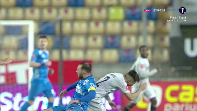Fotbal sau UFC?! Lovitura încasată de un fotbalist în Chindia Târgoviște - FCU Craiova_28