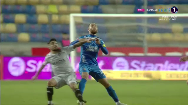 Fotbal sau UFC?! Lovitura încasată de un fotbalist în Chindia Târgoviște - FCU Craiova_30