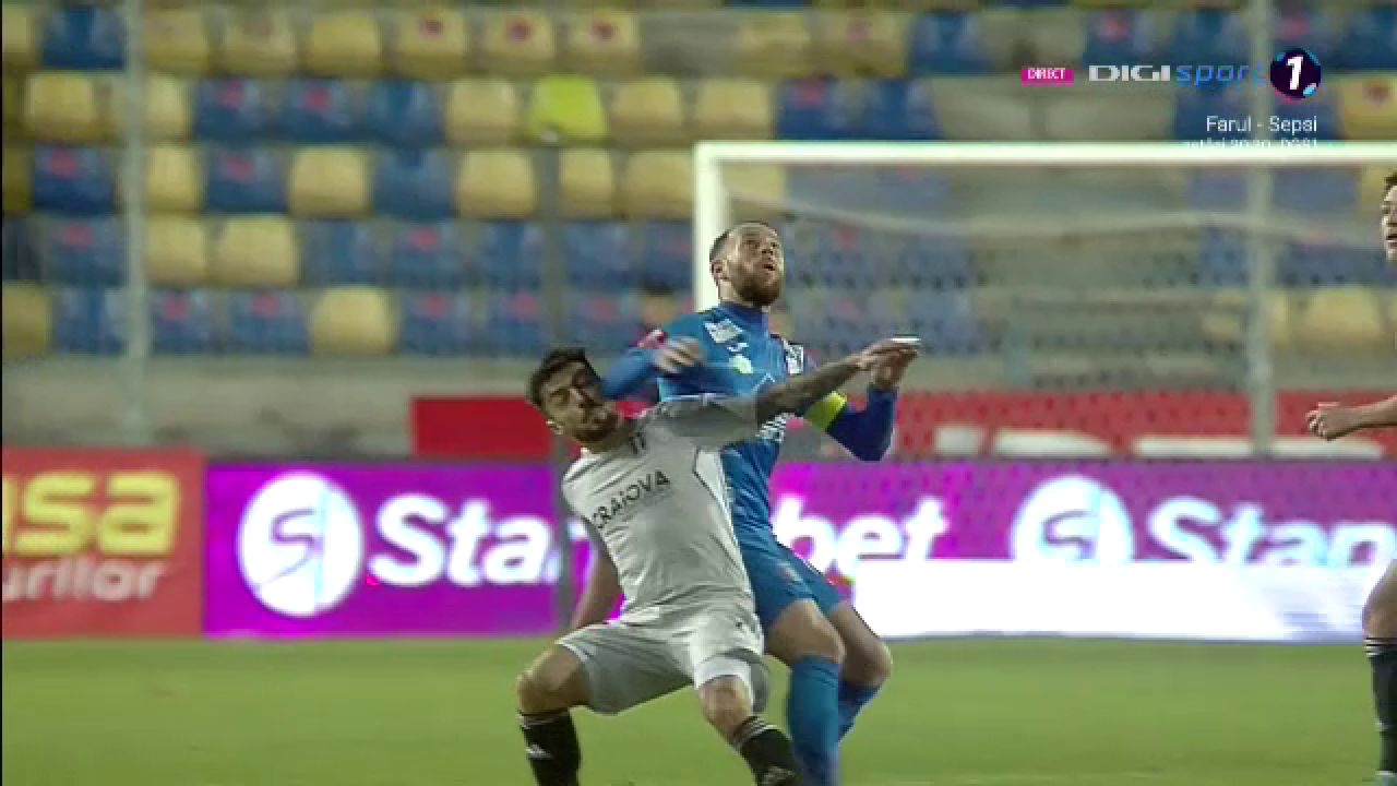 Fotbal sau UFC?! Lovitura încasată de un fotbalist în Chindia Târgoviște - FCU Craiova_32