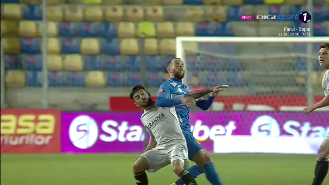 Fotbal sau UFC?! Lovitura încasată de un fotbalist în Chindia Târgoviște - FCU Craiova_33