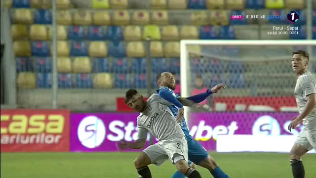 Fotbal sau UFC?! Lovitura încasată de un fotbalist în Chindia Târgoviște - FCU Craiova_34