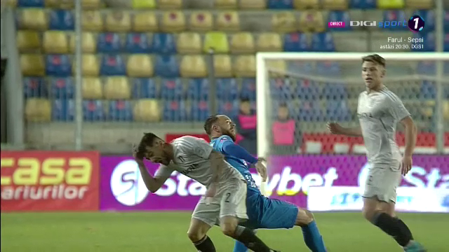 Fotbal sau UFC?! Lovitura încasată de un fotbalist în Chindia Târgoviște - FCU Craiova_35