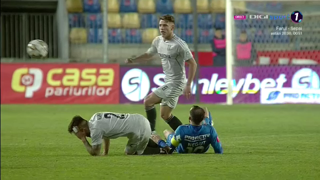 Fotbal sau UFC?! Lovitura încasată de un fotbalist în Chindia Târgoviște - FCU Craiova_36