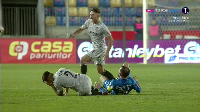 Fotbal sau UFC?! Lovitura încasată de un fotbalist în Chindia Târgoviște - FCU Craiova_37