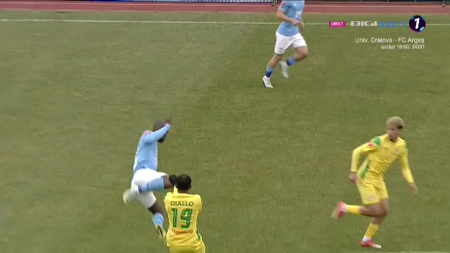 E fotbalist sau kickboxer?! Meleke nu a avut milă de un adversar în CS Mioveni - FC Voluntari_3