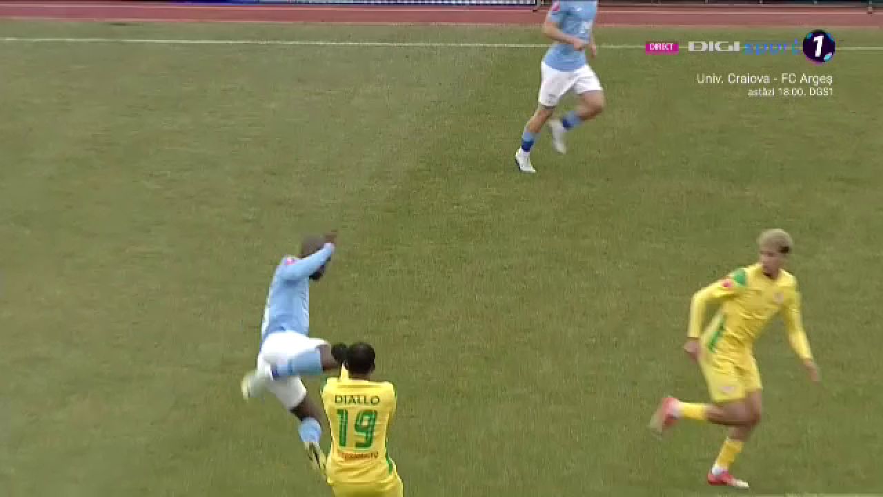 E fotbalist sau kickboxer?! Meleke nu a avut milă de un adversar în CS Mioveni - FC Voluntari_3