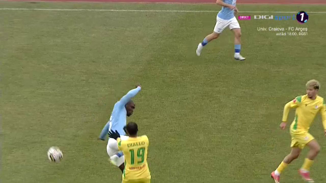 E fotbalist sau kickboxer?! Meleke nu a avut milă de un adversar în CS Mioveni - FC Voluntari_4