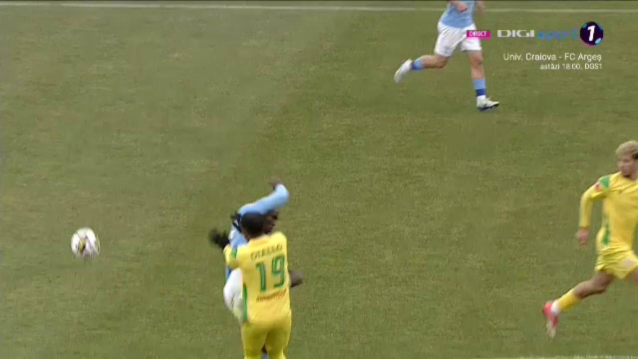 E fotbalist sau kickboxer?! Meleke nu a avut milă de un adversar în CS Mioveni - FC Voluntari_5
