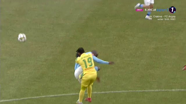 E fotbalist sau kickboxer?! Meleke nu a avut milă de un adversar în CS Mioveni - FC Voluntari_6