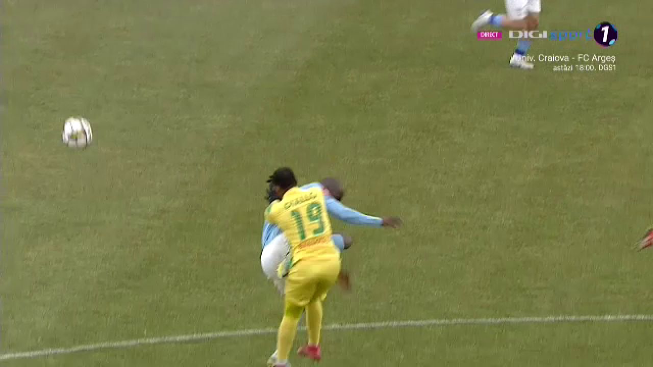 E fotbalist sau kickboxer?! Meleke nu a avut milă de un adversar în CS Mioveni - FC Voluntari_6