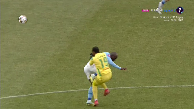 E fotbalist sau kickboxer?! Meleke nu a avut milă de un adversar în CS Mioveni - FC Voluntari_7