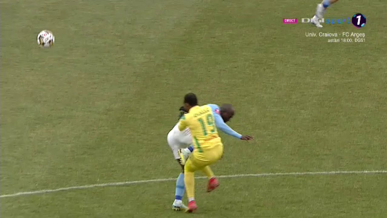 E fotbalist sau kickboxer?! Meleke nu a avut milă de un adversar în CS Mioveni - FC Voluntari_7