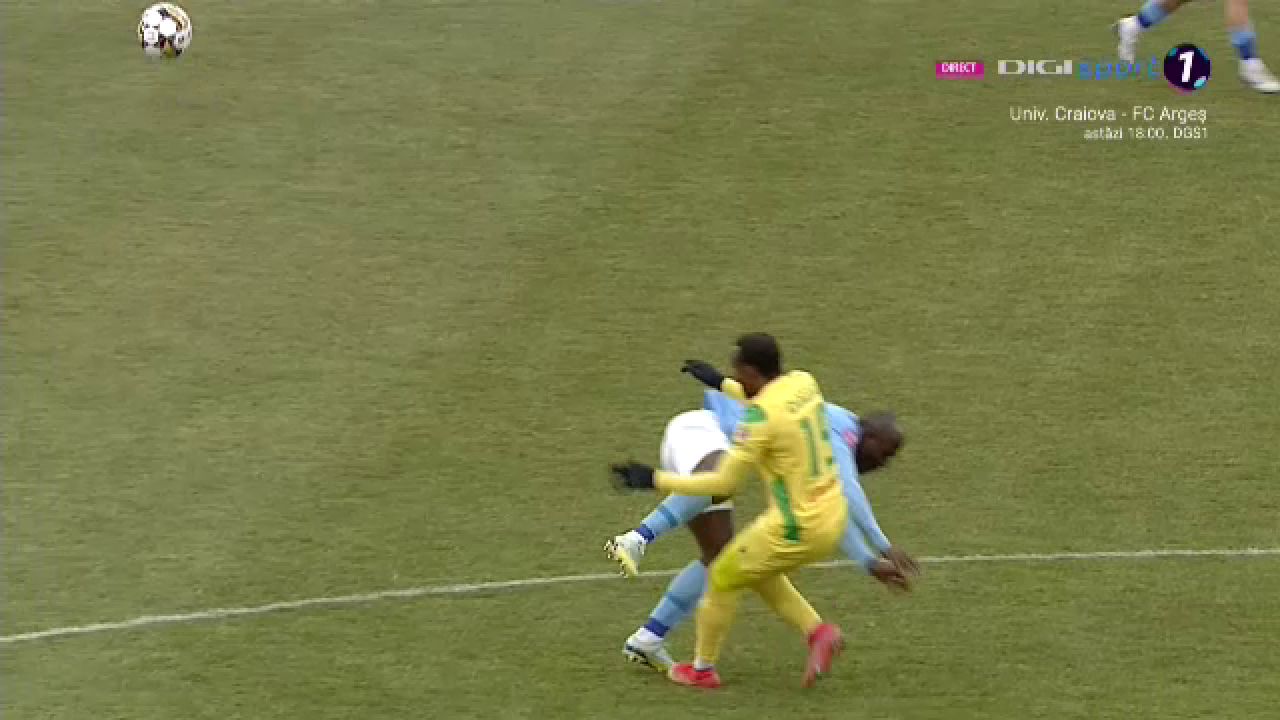 E fotbalist sau kickboxer?! Meleke nu a avut milă de un adversar în CS Mioveni - FC Voluntari_8