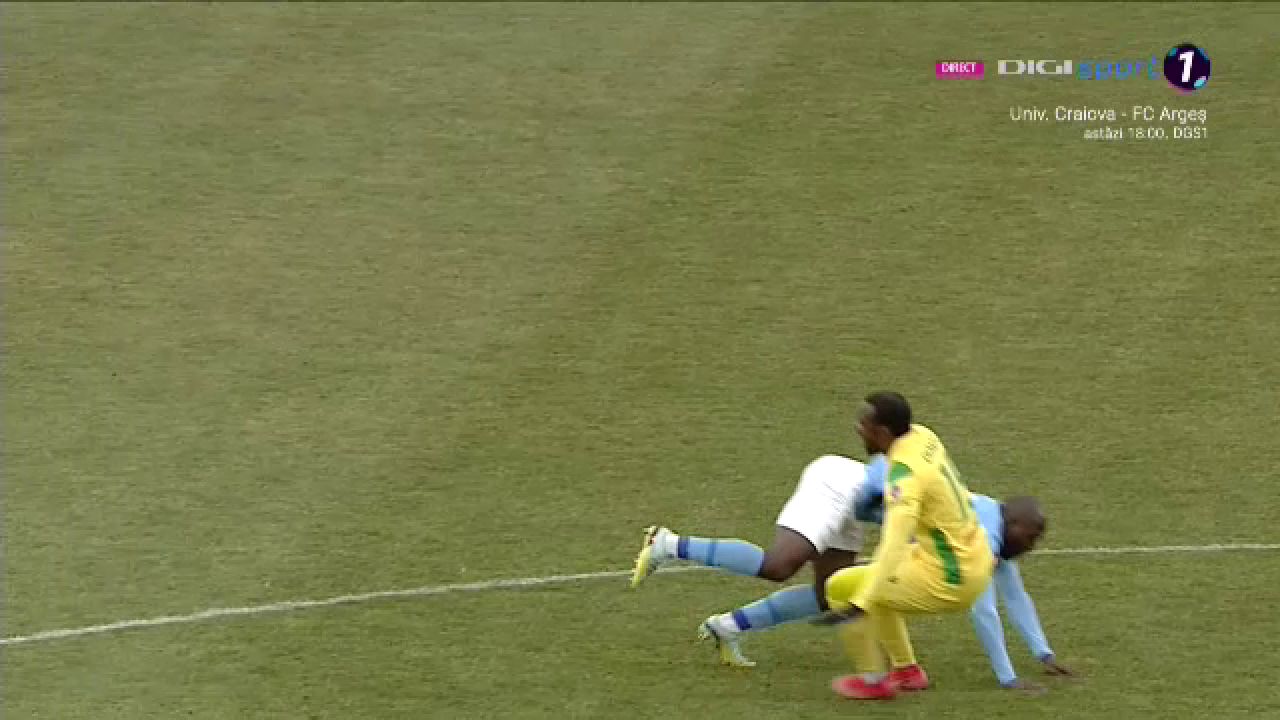 E fotbalist sau kickboxer?! Meleke nu a avut milă de un adversar în CS Mioveni - FC Voluntari_9