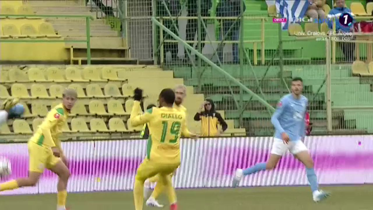 E fotbalist sau kickboxer?! Meleke nu a avut milă de un adversar în CS Mioveni - FC Voluntari_13
