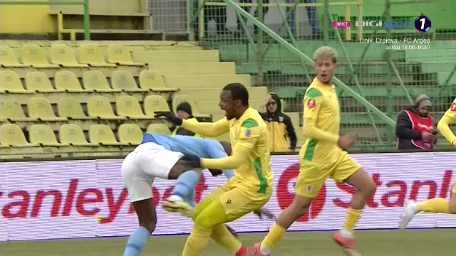 E fotbalist sau kickboxer?! Meleke nu a avut milă de un adversar în CS Mioveni - FC Voluntari_19