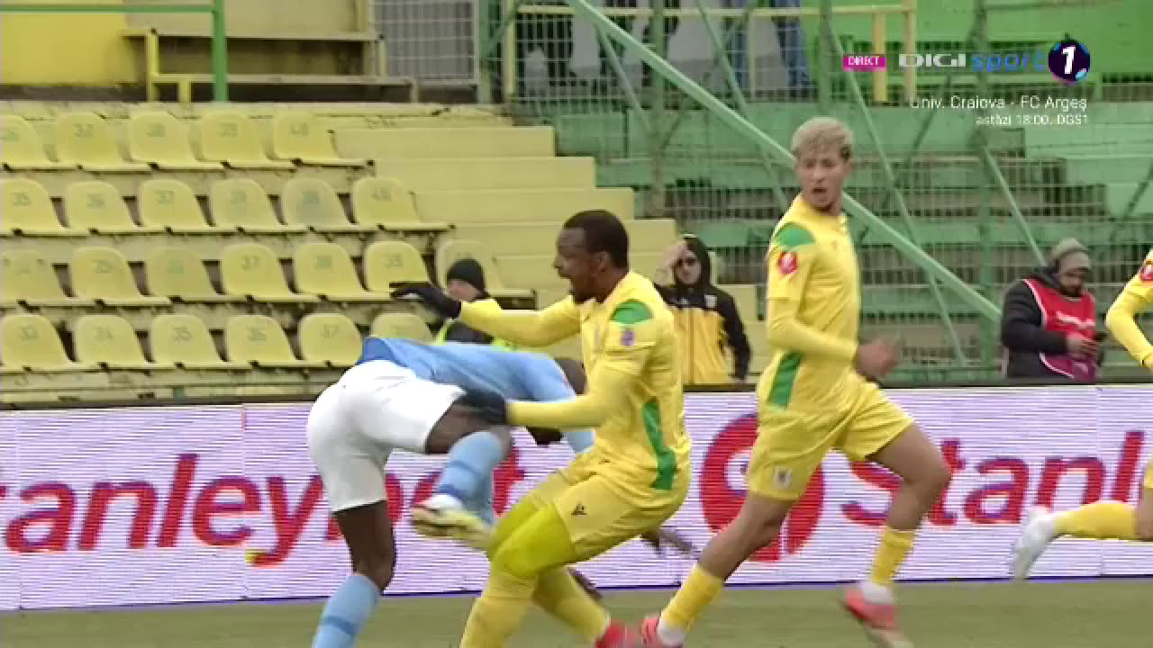 E fotbalist sau kickboxer?! Meleke nu a avut milă de un adversar în CS Mioveni - FC Voluntari_19
