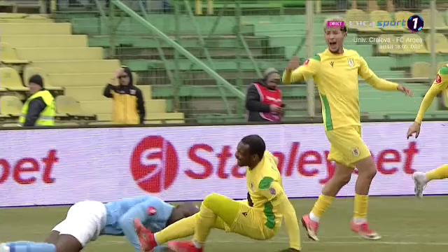 E fotbalist sau kickboxer?! Meleke nu a avut milă de un adversar în CS Mioveni - FC Voluntari_21