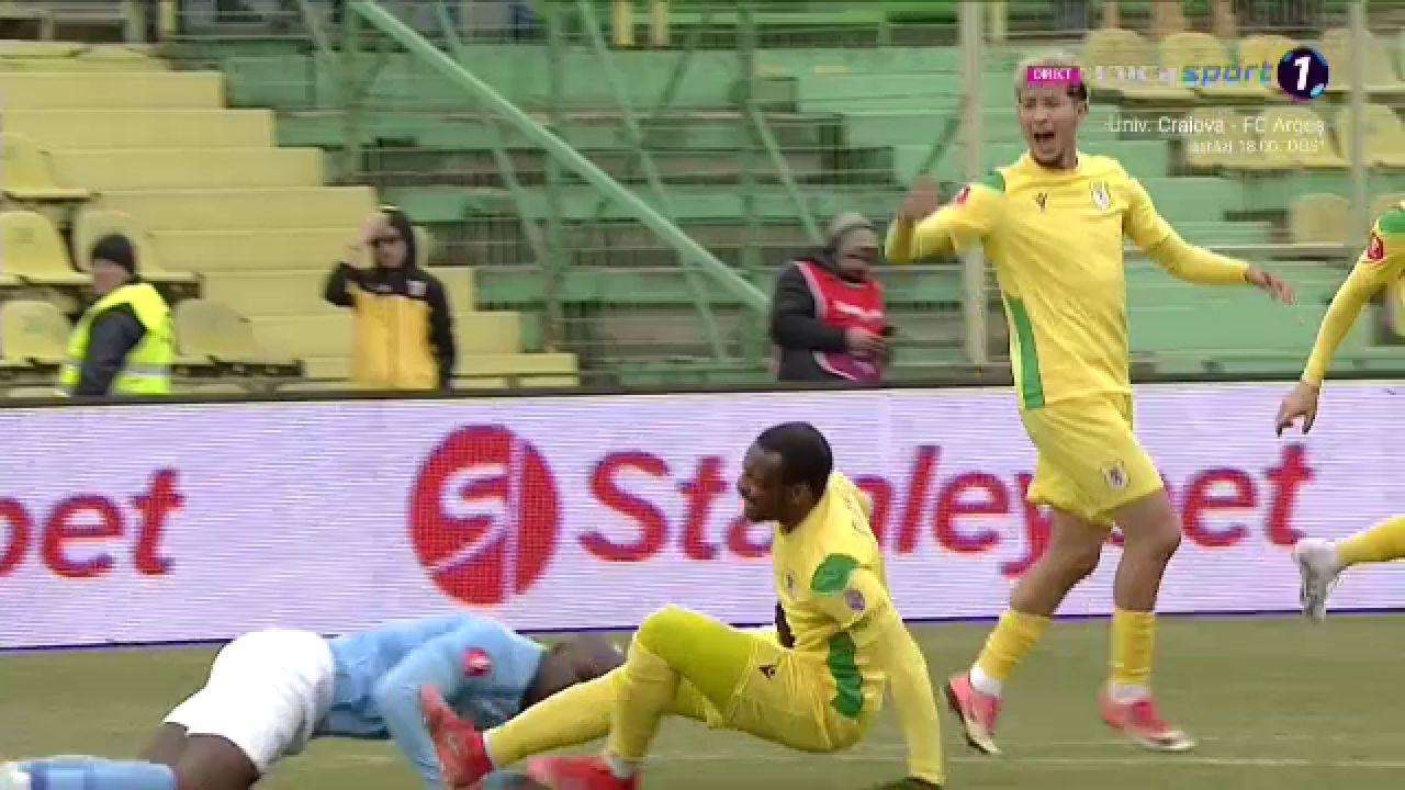 E fotbalist sau kickboxer?! Meleke nu a avut milă de un adversar în CS Mioveni - FC Voluntari_21