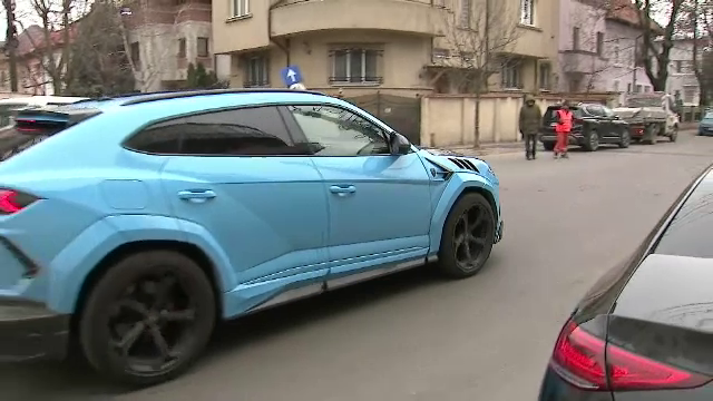 Familia Mititelu, apariție care îți 'taie respirația' la sediul LPF. Bolidul de lux din care au coborât cei doi_10
