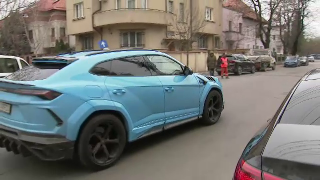 Familia Mititelu, apariție care îți 'taie respirația' la sediul LPF. Bolidul de lux din care au coborât cei doi_11