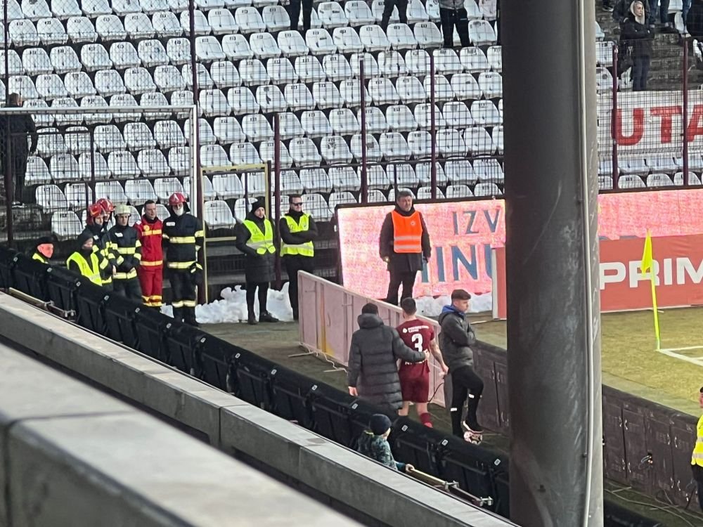 Emoții pentru Dan Petrescu! Un jucător important de la CFR a fost &icirc;nlocuit &icirc;n prima repriză și a mers direct la ambulanță