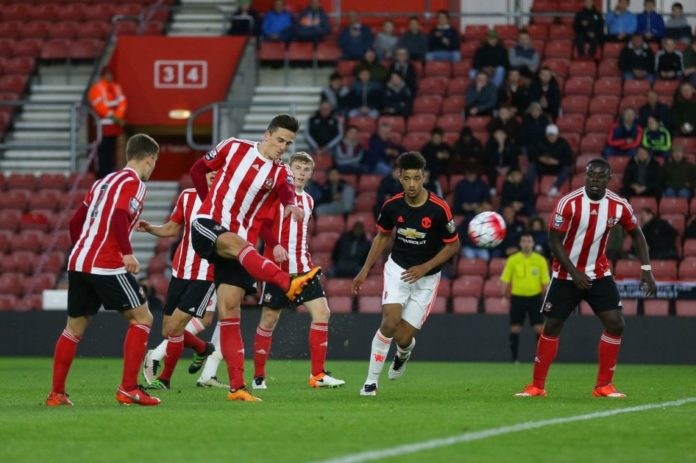 Poveste din Anglia: ce s-a &icirc;nt&acirc;mplat c&acirc;nd băncile erau &icirc;nchise și jucătorii urmau să ia salariul. Istorisirea unui rom&acirc;n