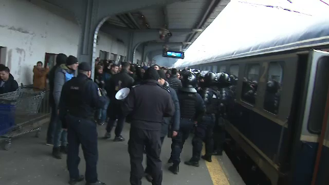 Se anunță spectacol! Suporterii Petrolului Ploiești au făcut senzație în Gara de Nord înainte de meciul cu FCSB_2