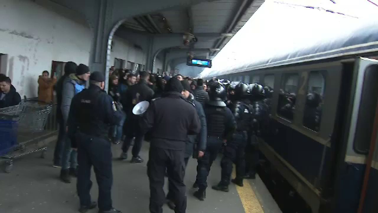Se anunță spectacol! Suporterii Petrolului Ploiești au făcut senzație în Gara de Nord înainte de meciul cu FCSB_2