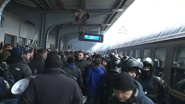 Se anunță spectacol! Suporterii Petrolului Ploiești au făcut senzație în Gara de Nord înainte de meciul cu FCSB_3
