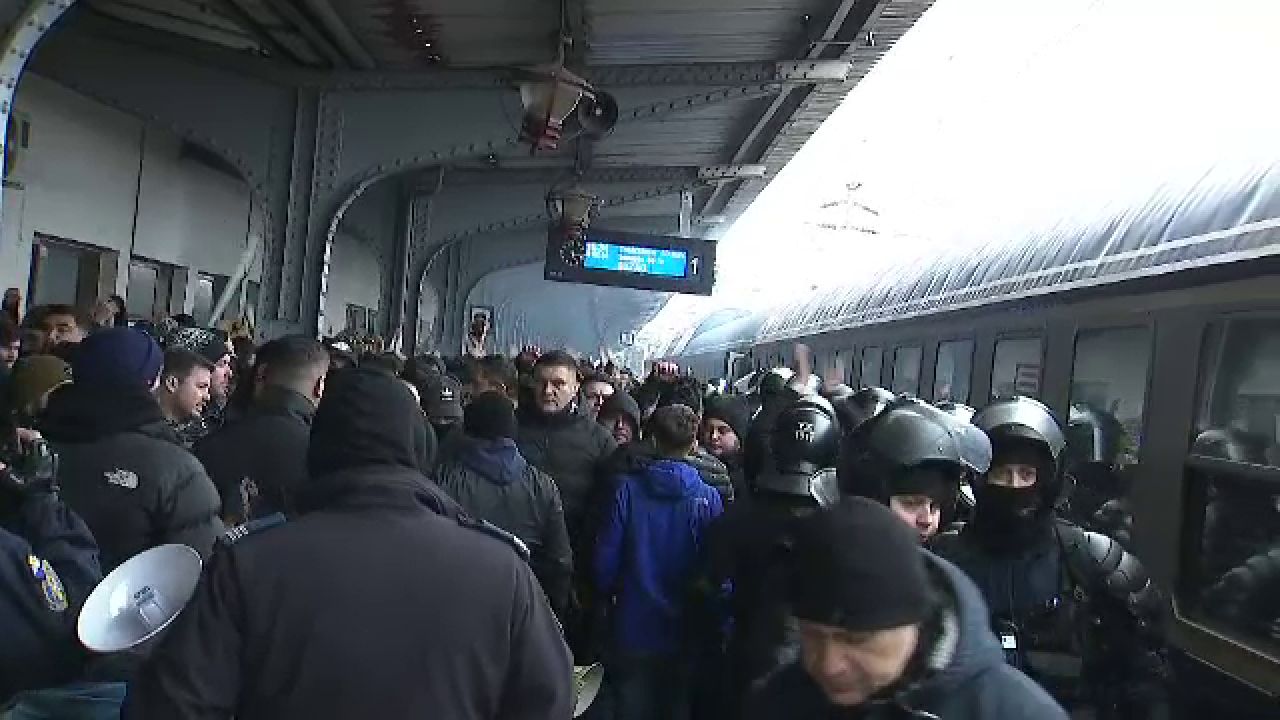 Se anunță spectacol! Suporterii Petrolului Ploiești au făcut senzație în Gara de Nord înainte de meciul cu FCSB_3