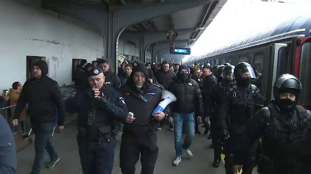 Se anunță spectacol! Suporterii Petrolului Ploiești au făcut senzație în Gara de Nord înainte de meciul cu FCSB_5