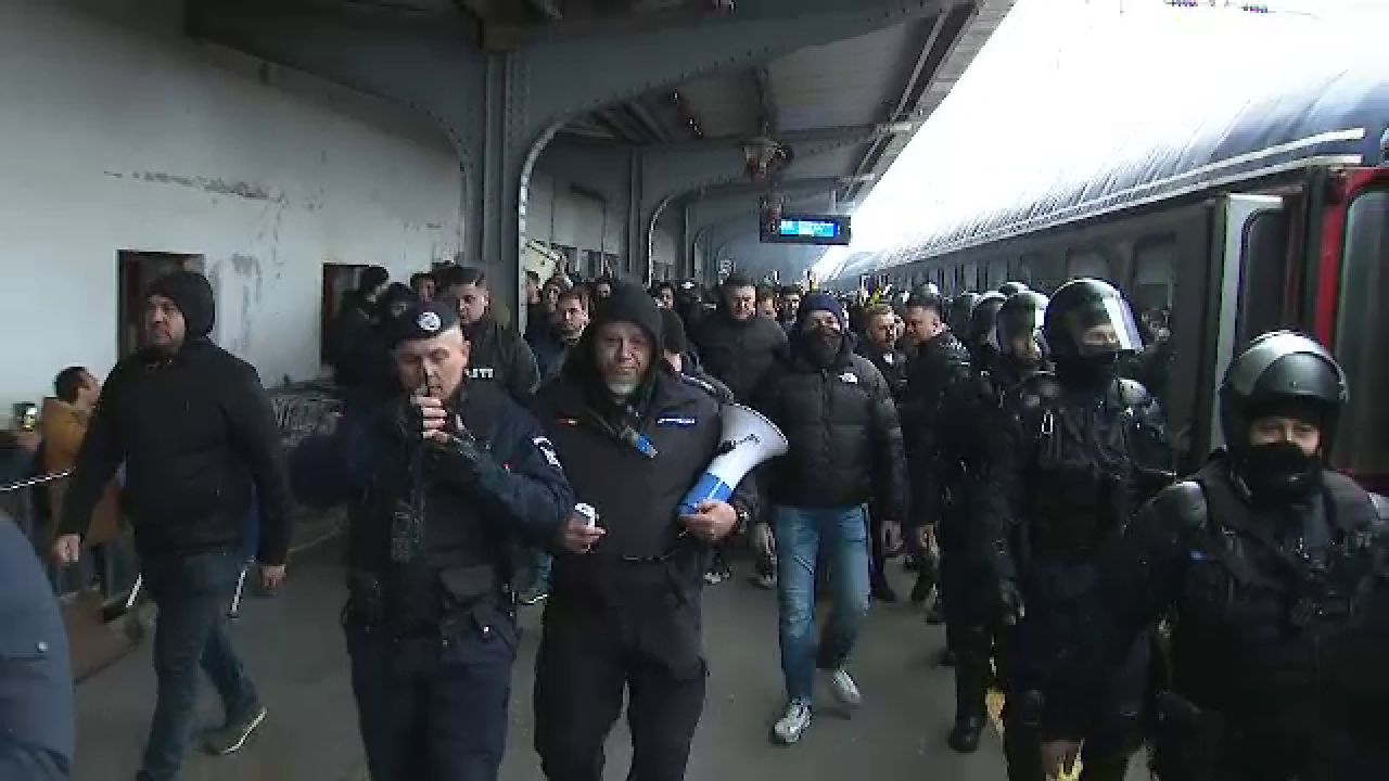 Se anunță spectacol! Suporterii Petrolului Ploiești au făcut senzație în Gara de Nord înainte de meciul cu FCSB_5