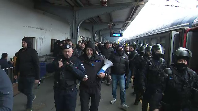 Se anunță spectacol! Suporterii Petrolului Ploiești au făcut senzație în Gara de Nord înainte de meciul cu FCSB_6